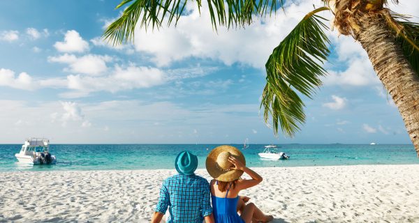 Пара отдыхает на берегу тропического пляжа на Мальдивах