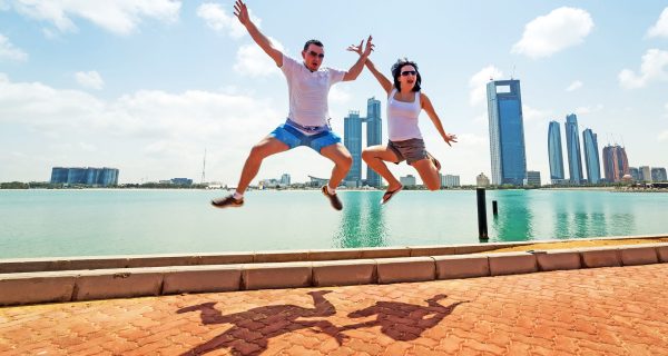 Молодая пара отдыхает в Абу-Даби, ОАЭ